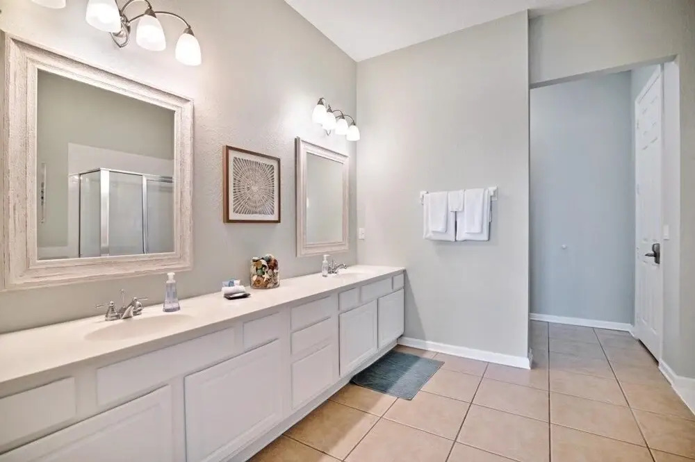 3 Bed Penthouse Near Convention Center! 3 Bedroom Condo by RedAwning