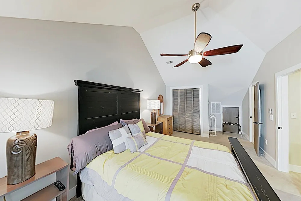 New Listing! Updated Golf Course Condo, Near Beach cottage