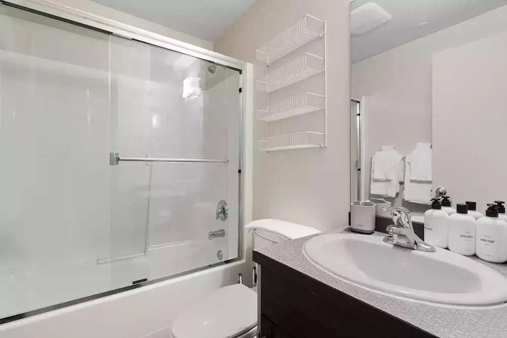 Seattle: U District Retreat Free Parking 3 Bedroom Home by RedAwning