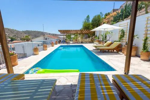 Archondia House - Holiday Apartments With Pool