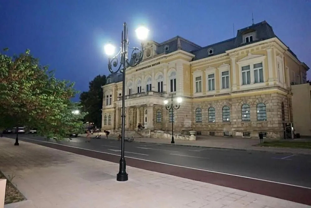 Хотел Чарлино Плаза