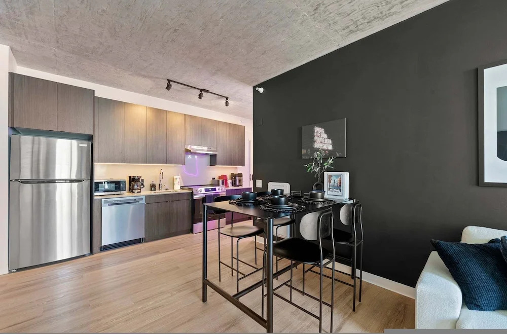 Luxury 3 Bed 3 Bath High Rise With Gym Amenities