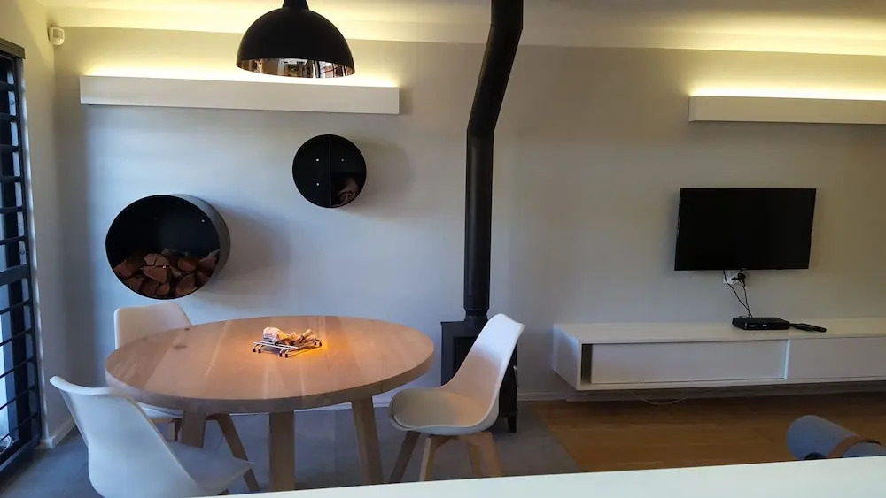 Small Cottage With sep Bedroom, Specious Bathroom, Lounge and Open-plan Kitchen