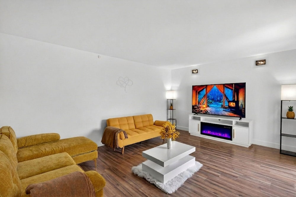 Bright & Cozy Townhome · Pool & Near Downtown