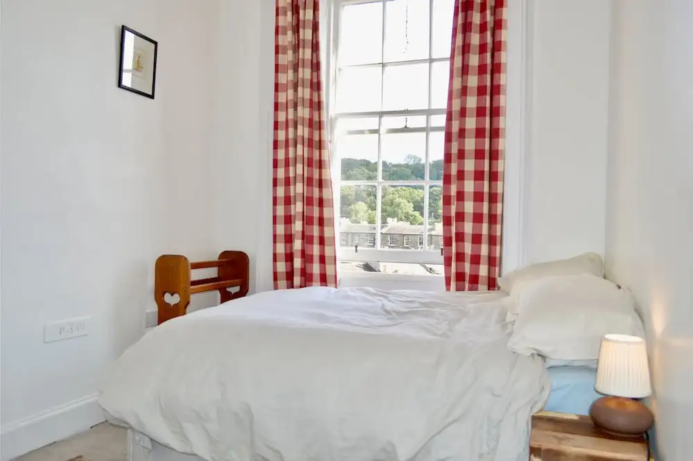Sophisticated 2 Bedroom Edinburgh Flat Near Old Town