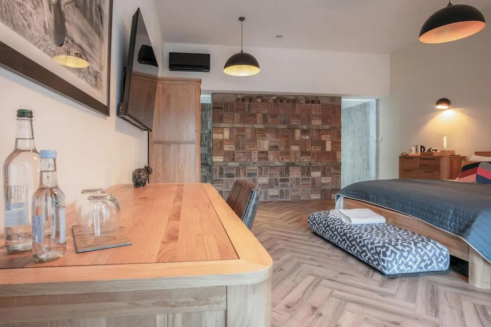 Suite 4 - Sleeping Giant Hotel - PEN Y CAE Inn