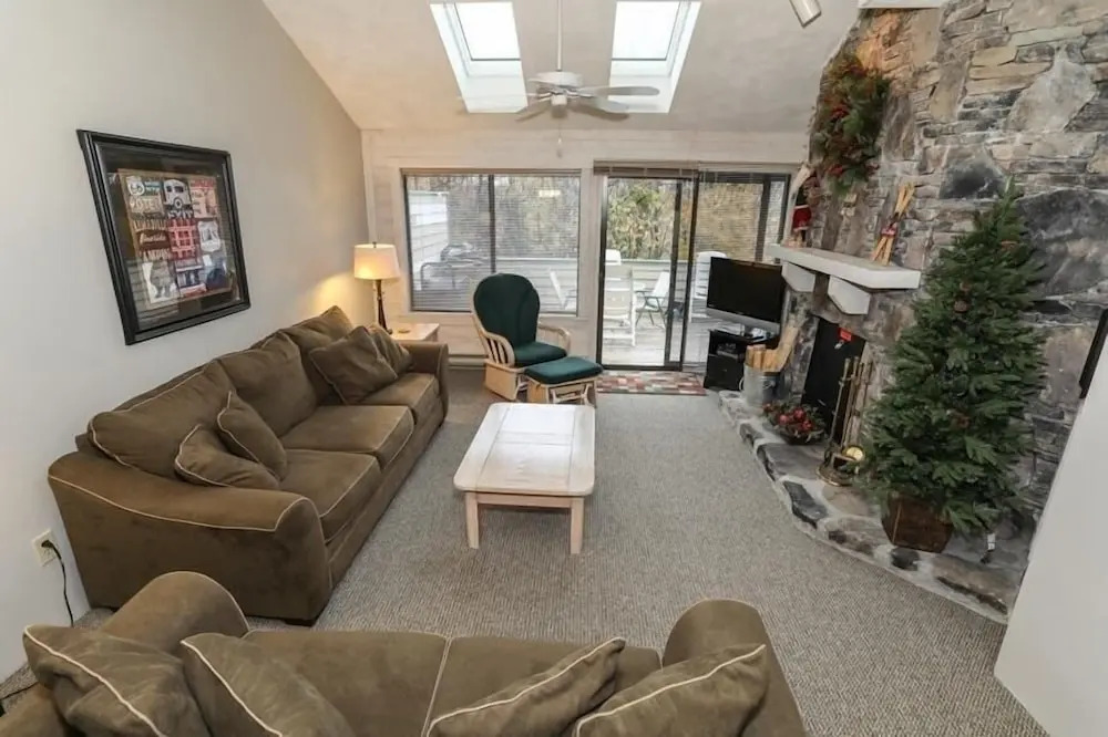 Seven Springs 2 BR Deluxe Condo with Mountain Views by RedAwning