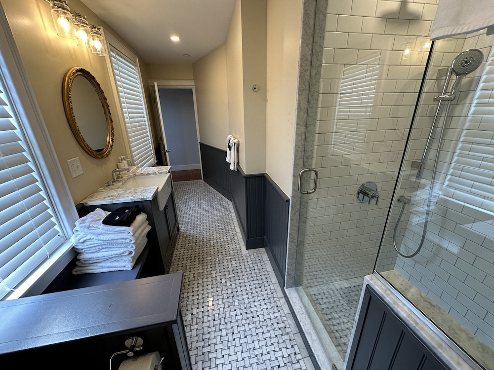 Very Cool 2 Bed/ 1 Bath Apartment Downtown Npt. - Unit 4 2 Bedroom Apts