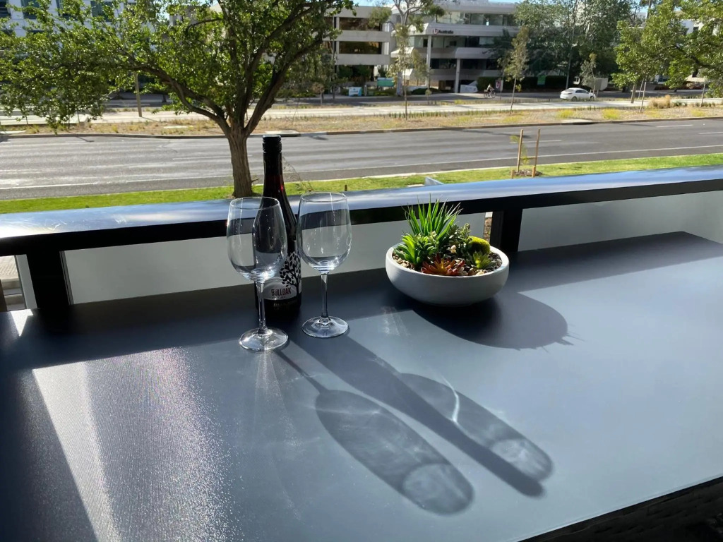 Midnight Luxe 1 BR Executive Apartment in the heart of Braddon Pool Sauna Secure Parking Wine WiFi Netflix