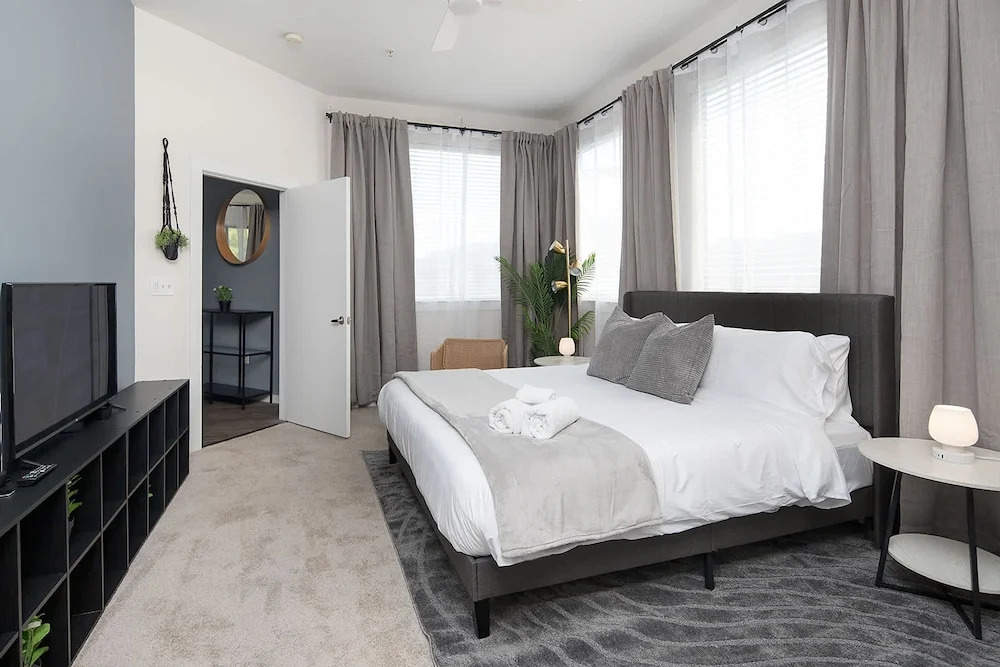 Uptown 1st Ward Corner Unit Superior 2BD Apt