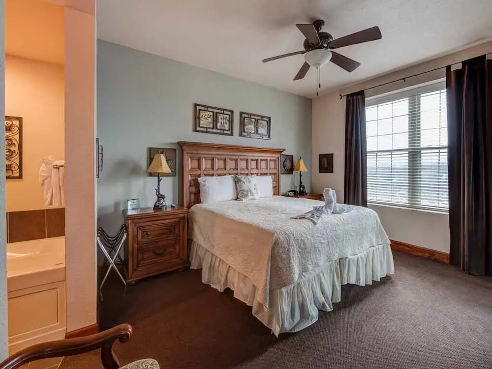 Pinnacle Condo 2 Bedroom Mountain View Home with Hot Tub