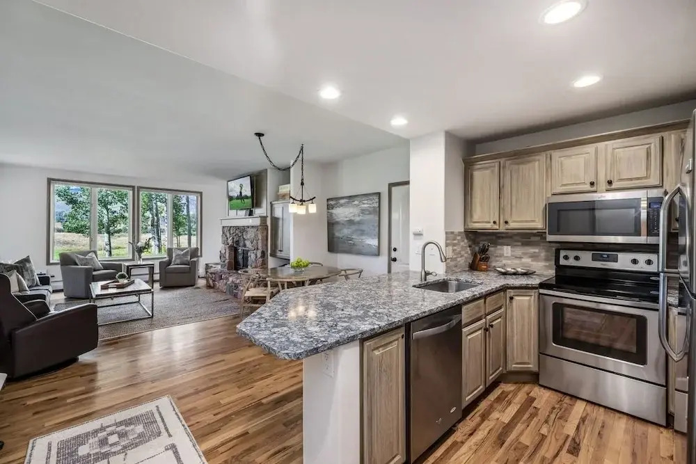 Stunning Renovated 2 Bedroom in Arrowhead Village! Studio Condo
