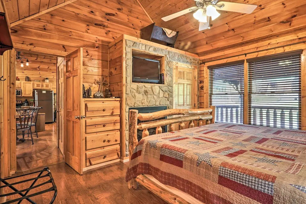 3 Mi to Dollywood: Hot Tub Hideaway in Smoky Mtns
