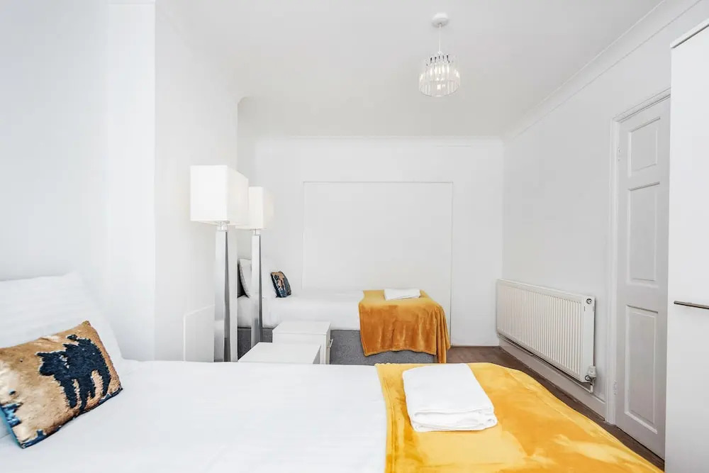 4 Bed House - Sleeps 8 - Garden - Parking - Wifi