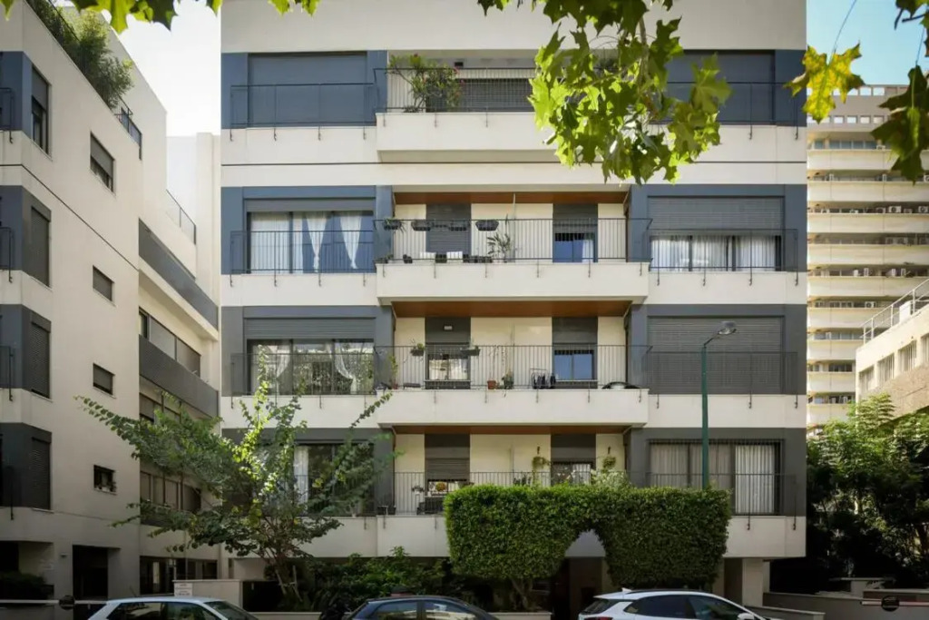 Modern and Vibrant 2BR apartment with Private Balcony