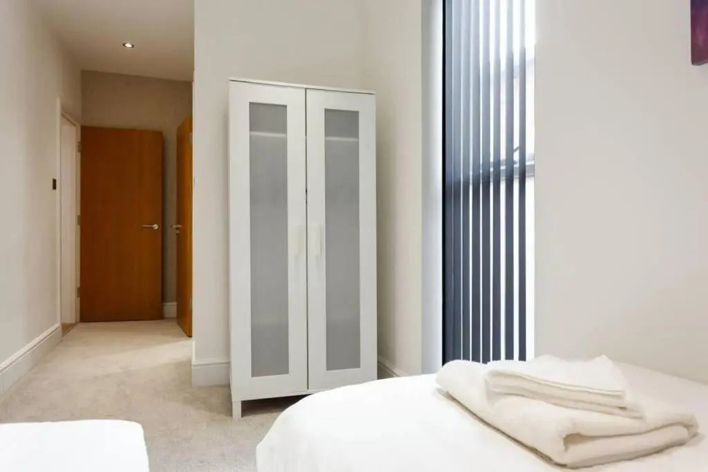 Stylish 2 bed 2 bath *Close To Beach and Centre with parking*