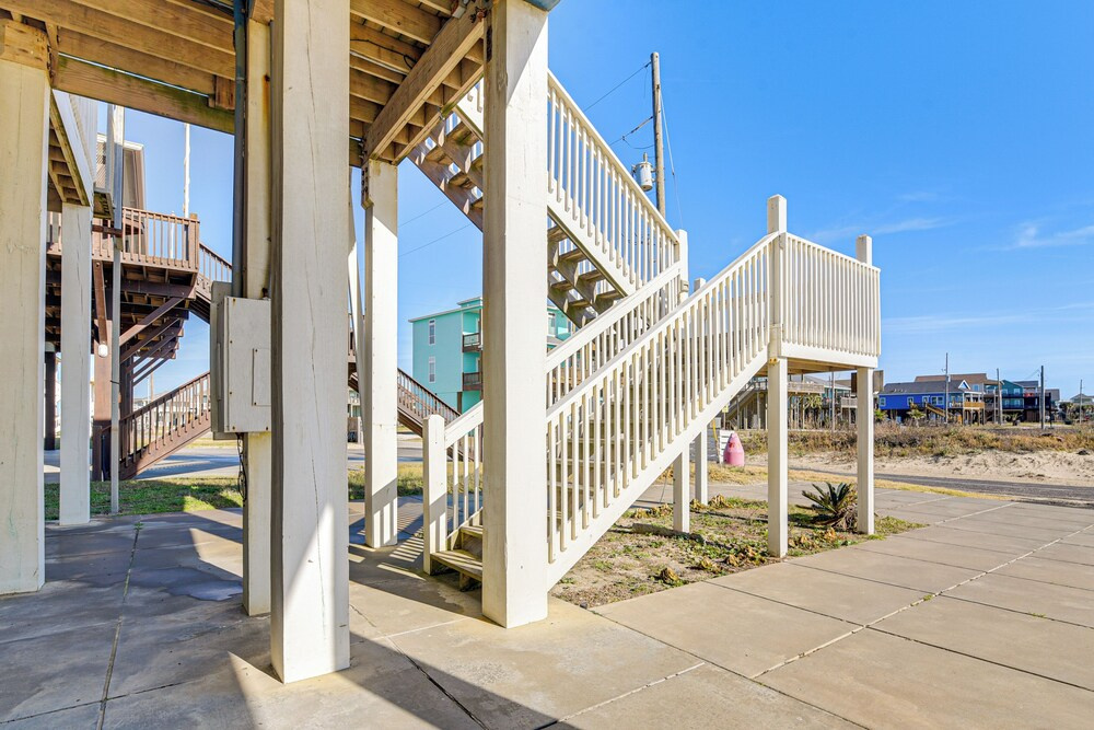 Steps to Sand: Spacious Crystal Beach Home w/ View