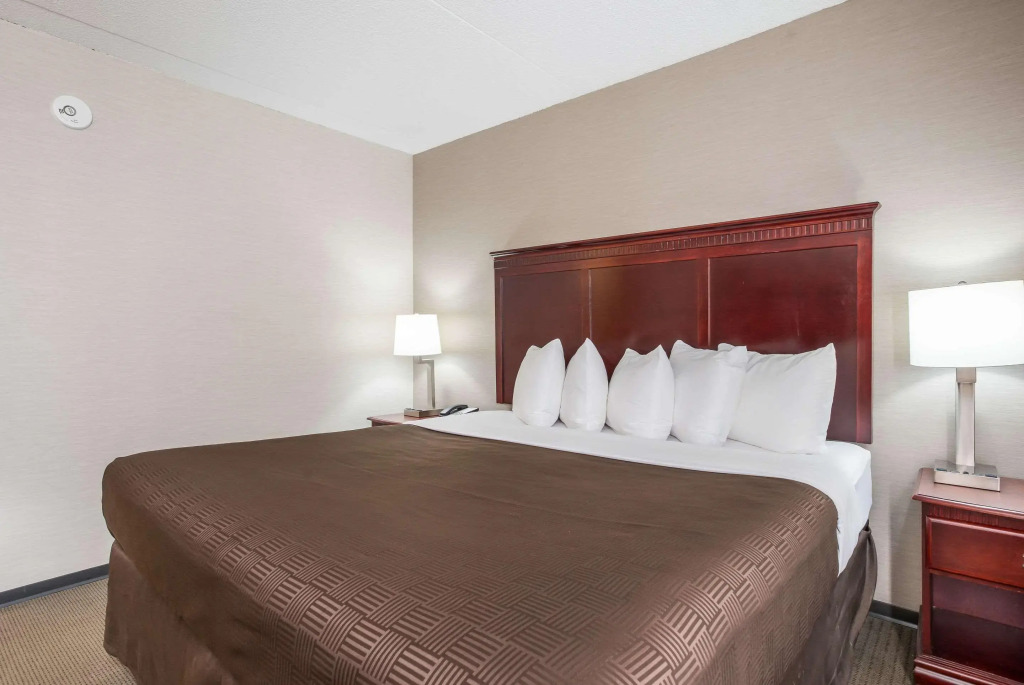 Clarion Inn & Suites Grand Rapids Airport