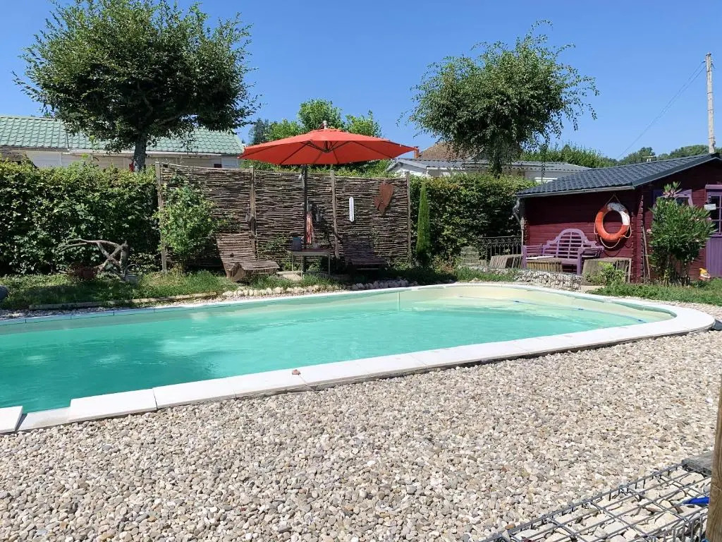 Villa de 2 chambres avec piscine privee et jardin clos a Novalaise