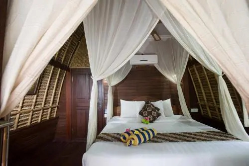 Alam Nusa Bungalow Huts & Spa