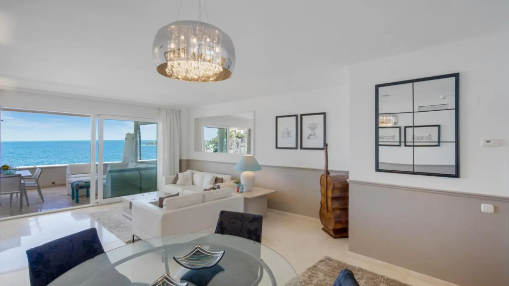 Beach-line apartment with 3 bedrooms in Estepona