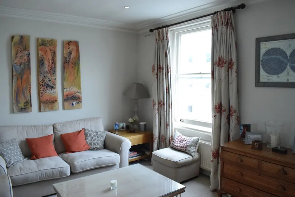 1 Bedroom Chelsea Flat With Balcony
