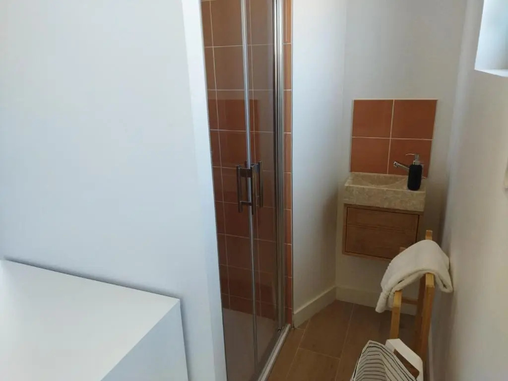 Nouveau ! La cabine du bout du monde -Saint-Mathieu : votre pied-à-terre breton haut standing [PL02]