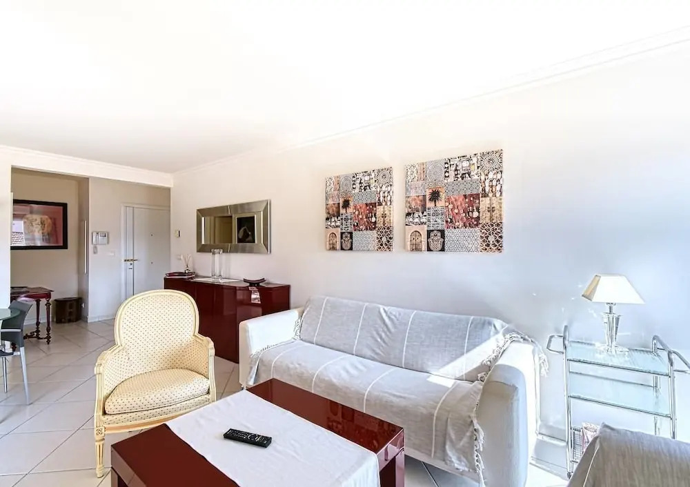 HESPE - Beautiful 2 bed apartment only 50m from the beach!