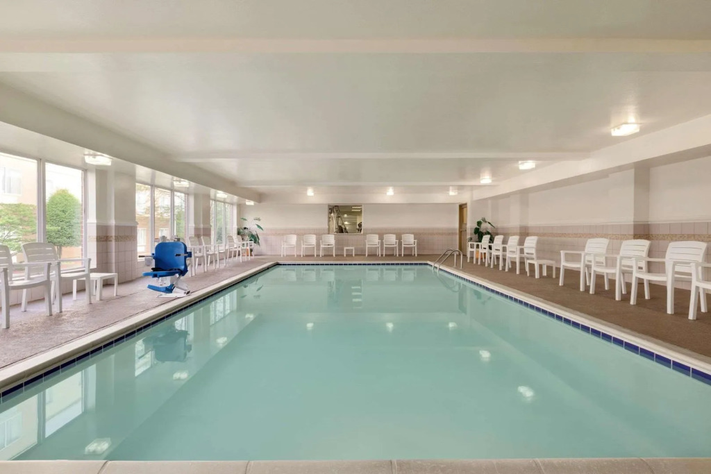 Country Inn & Suites by Radisson, Chester, VA