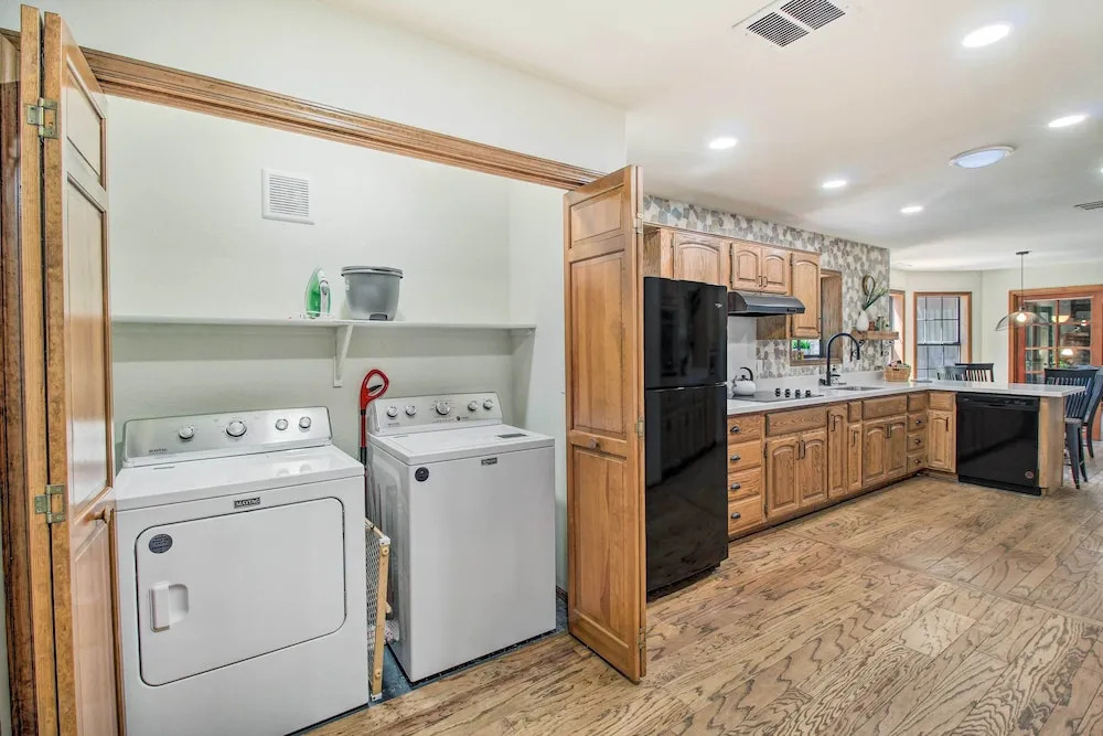 Screened Porch, Fenced Yard: Lakeside Retreat!