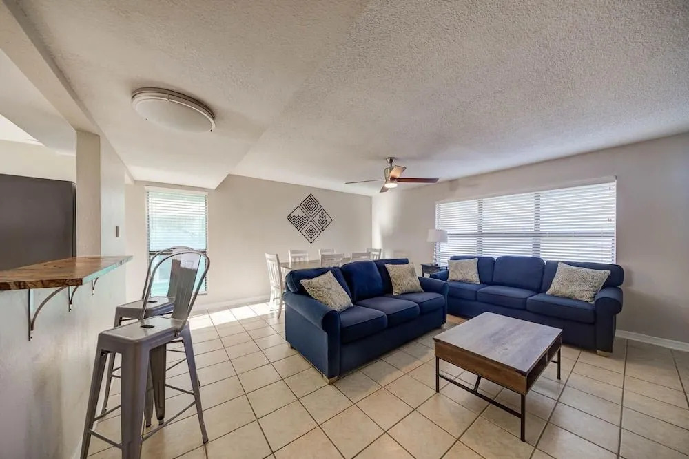 Peaceful condo in Gulf Shores with outdoor pool