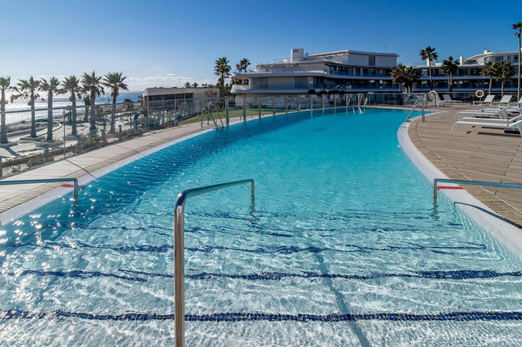TE- Luxury Resort, Front Line Beach, Families Only