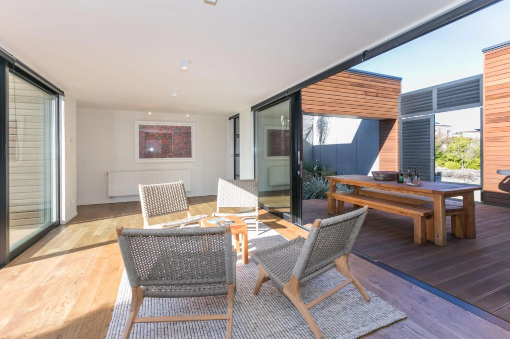 Clutha Place - Sleeps 8 - Lake Views - Balcony