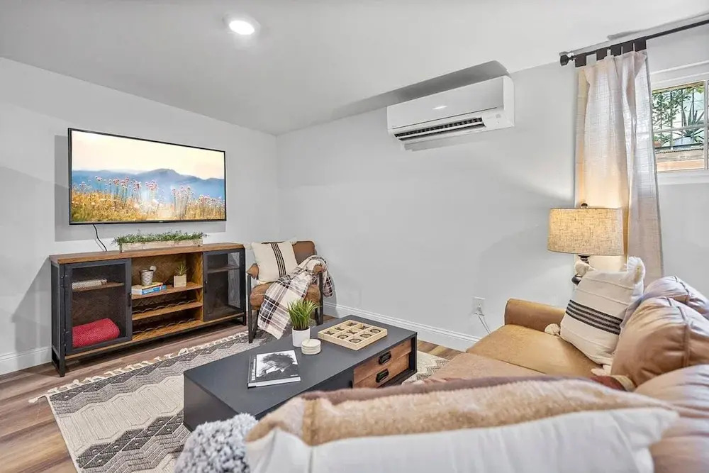 Renovated Bungalow With Work Space Kitchen Patio
