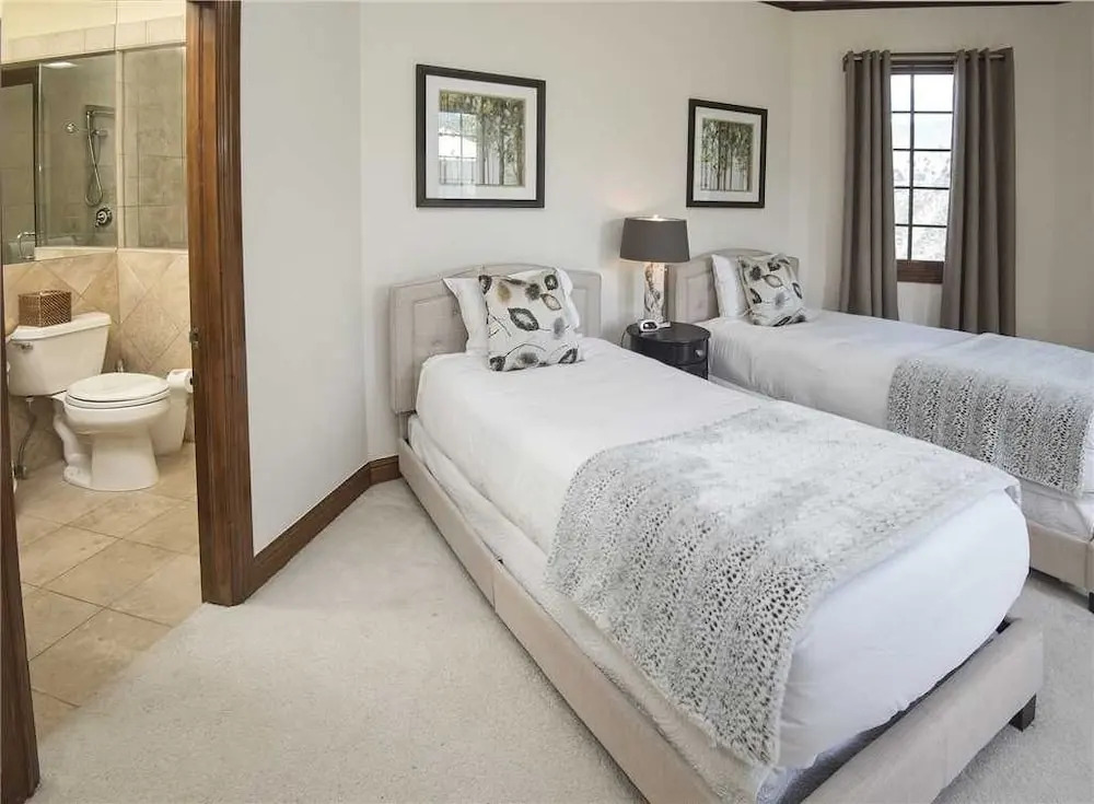 Holden Road Residence 5 Bedrooms 6 Bathrooms Condo