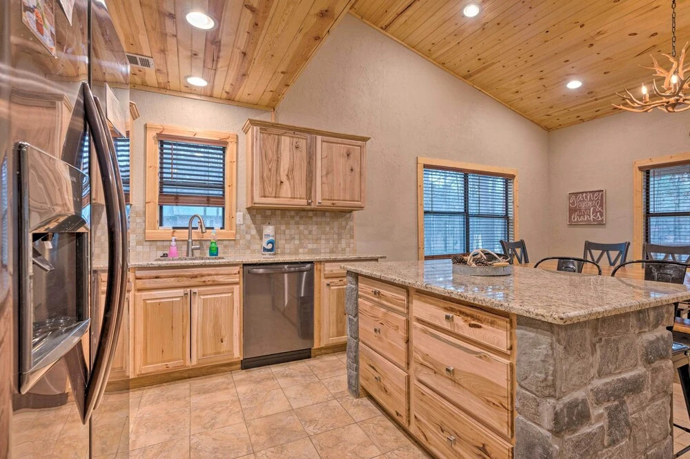 Cabin w/ Hot Tub & Grill - 6 Mi to Broken Bow Lake