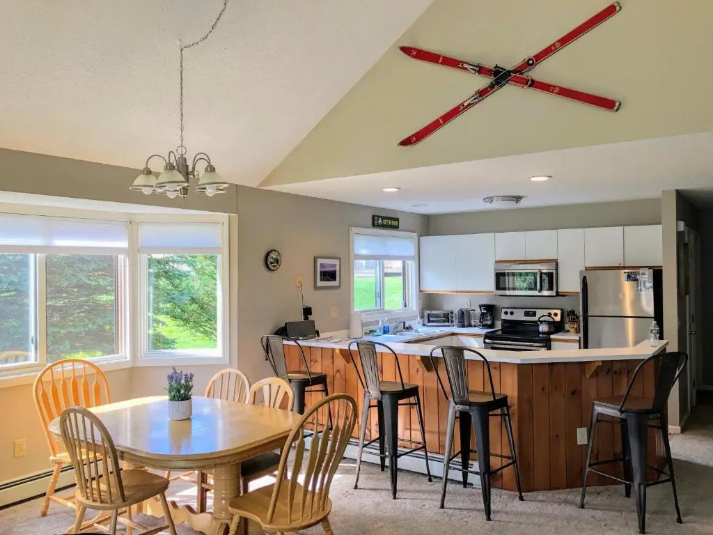 F3 Fairway Village Condo with great mountain views, 8 minute walk from Omni Mount Washington Hotel