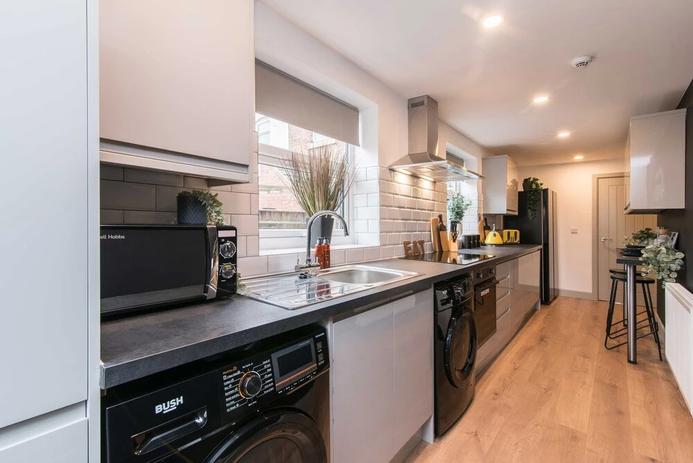 OnPoint - Large 6 Bed House With Parking