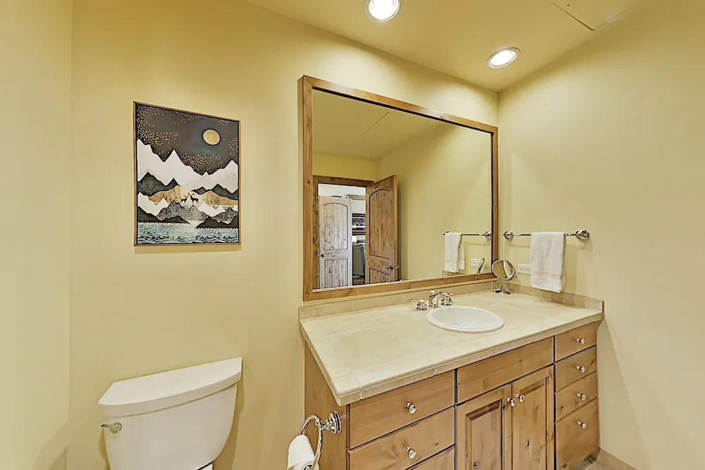 Ski-in/ski-out All-suite W/ Pool, Gym & Hot Tubs 2 Bedroom Condo