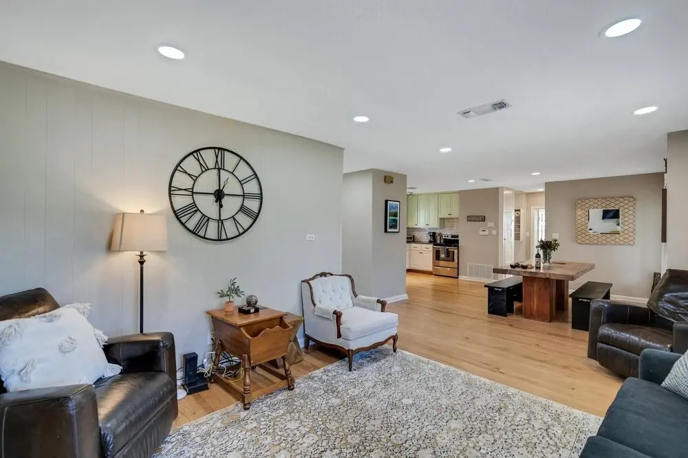 Charming Bungalow W/hot tub 5min to Main St!