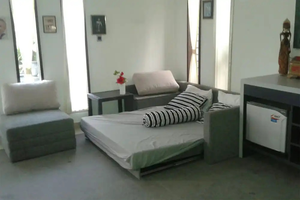 Villa Rumah Putih Abu Abu
