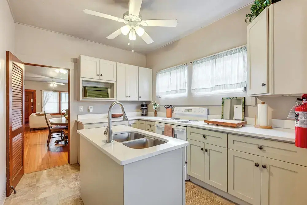 Stroll to Bradenton Riverwalk! Stylish Apartment
