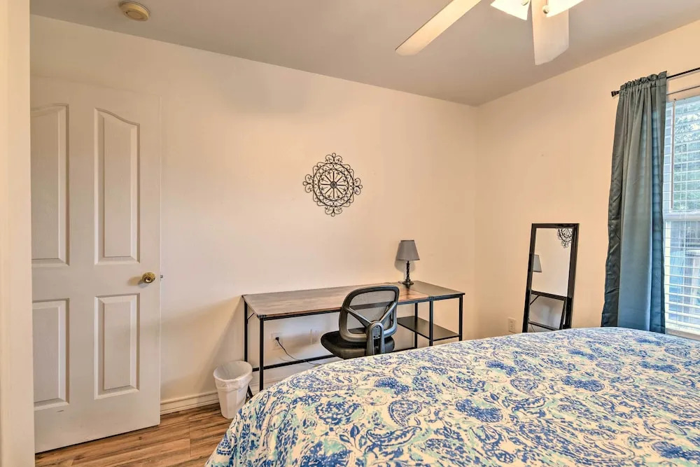 Pet-friendly Rockport Home ~ 4 Mi to Beach!