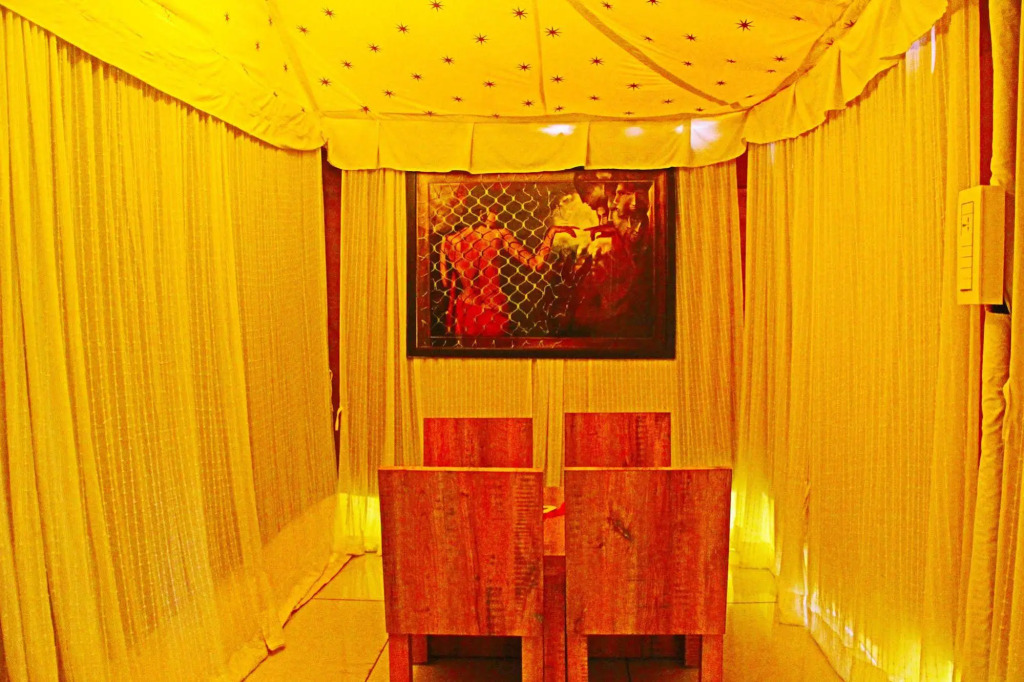 Jhansi Hotel