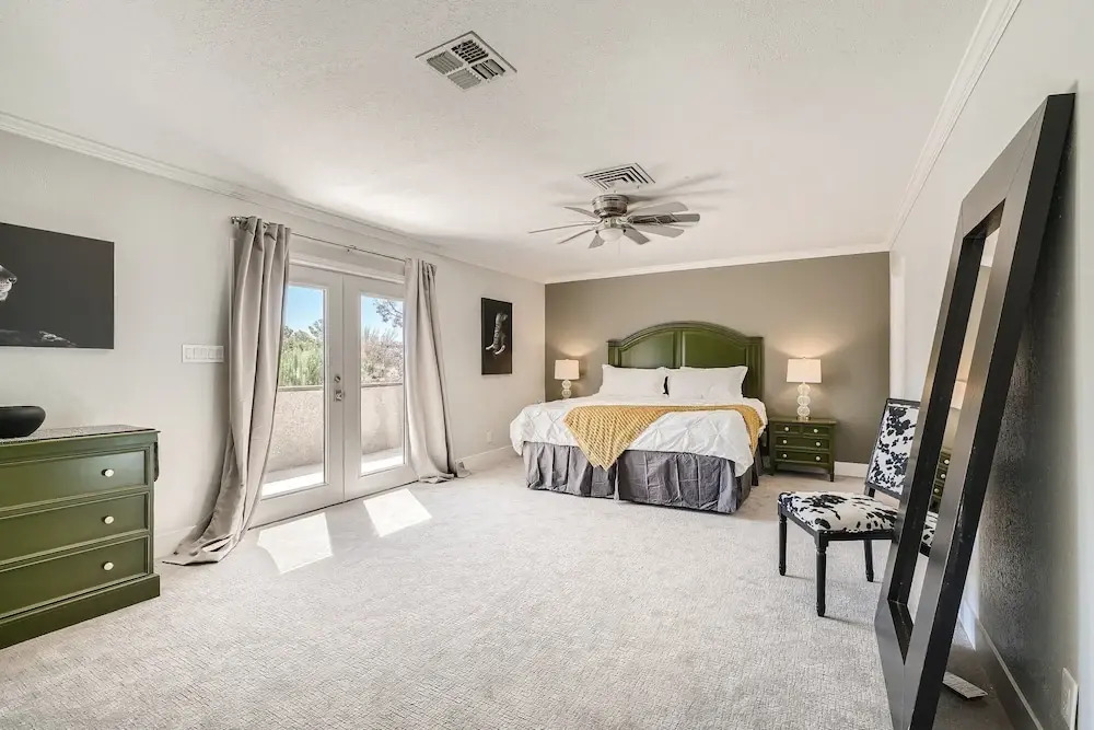 Lux life! Central location for business or play
