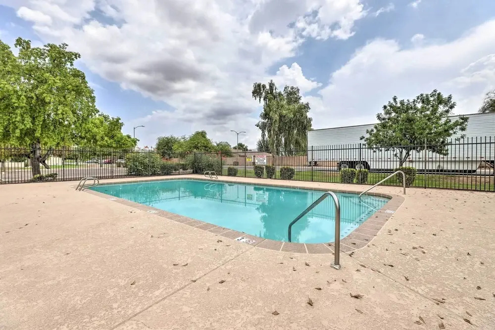 1 Mi to Dtwn Chandler: Townhome w/ Community Pool