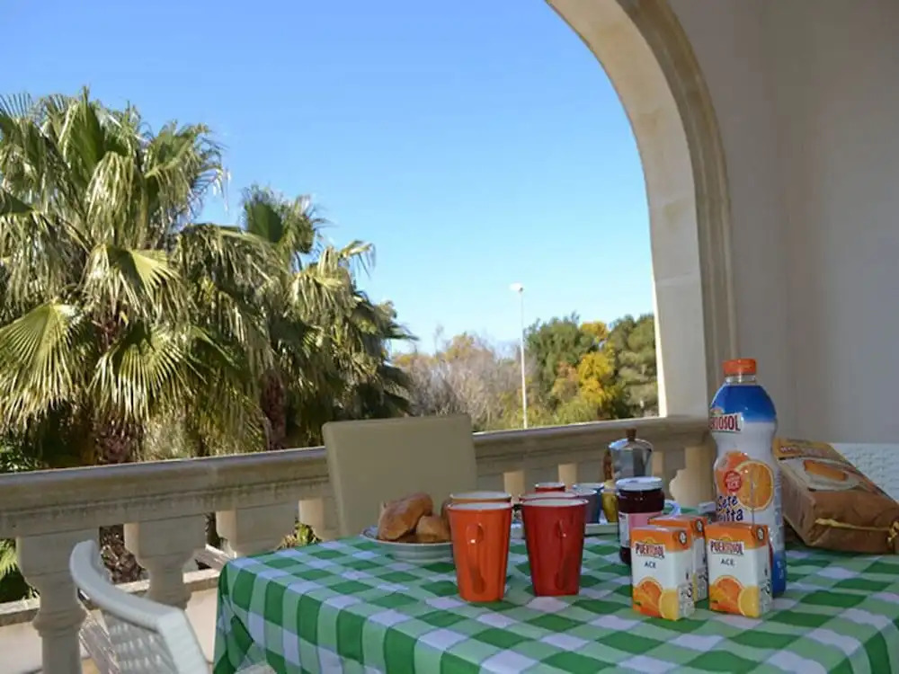 Air-conditioned Apartment Near The Beach With Spacious Balcony & Garden, Pets