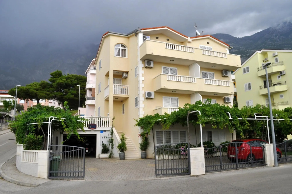 Ivi - big Parking and Courtyard - SA6