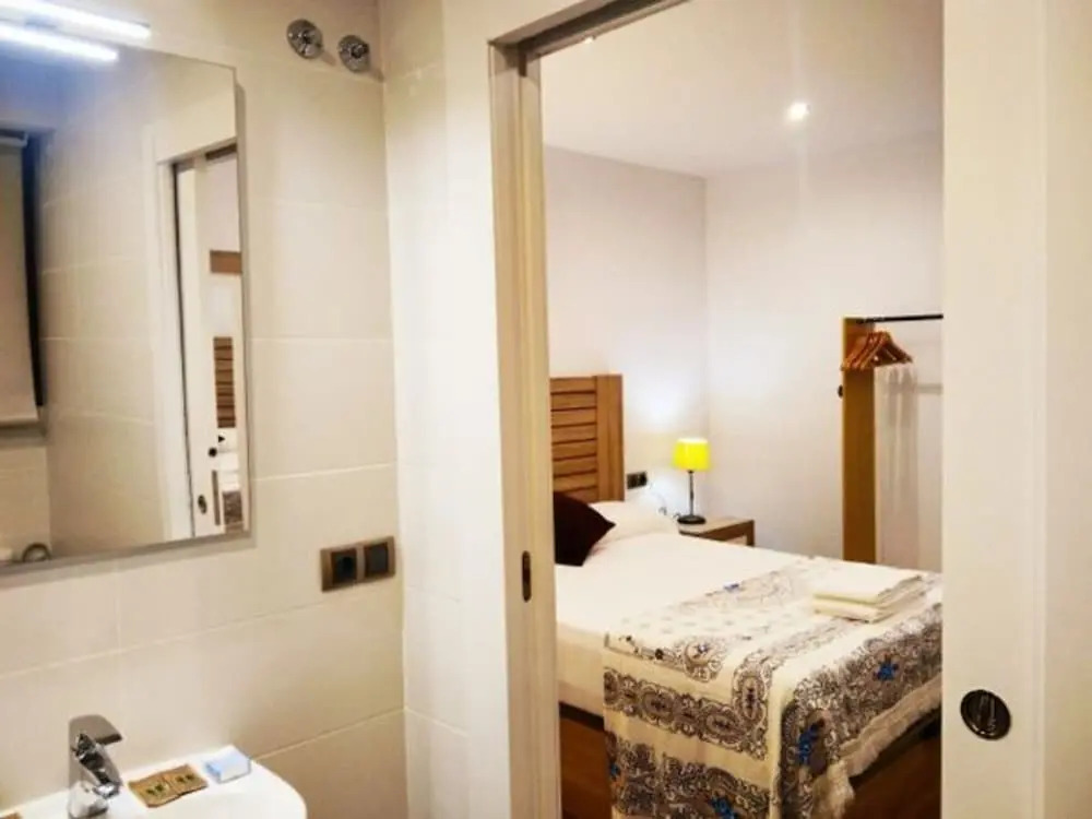 Apartamentos & Casa Rural Boada con Jardin Interior y Barbacoa
