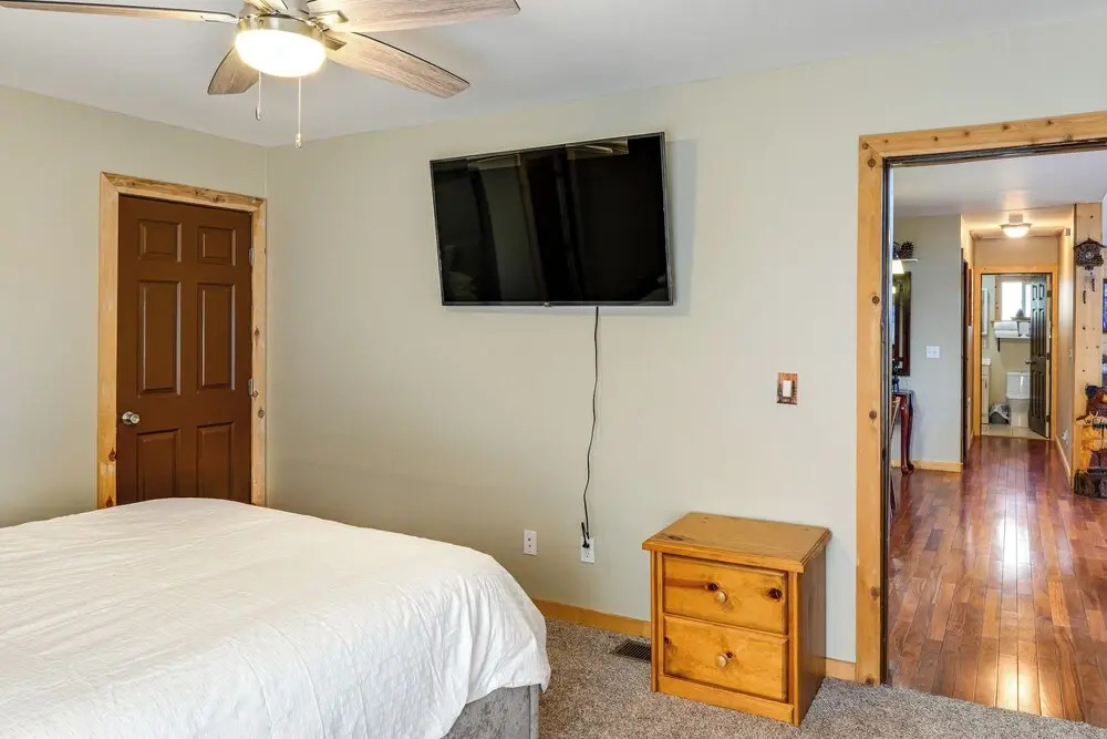 PMC Mountainside Cabin: Hit the Trails, Play Pool!